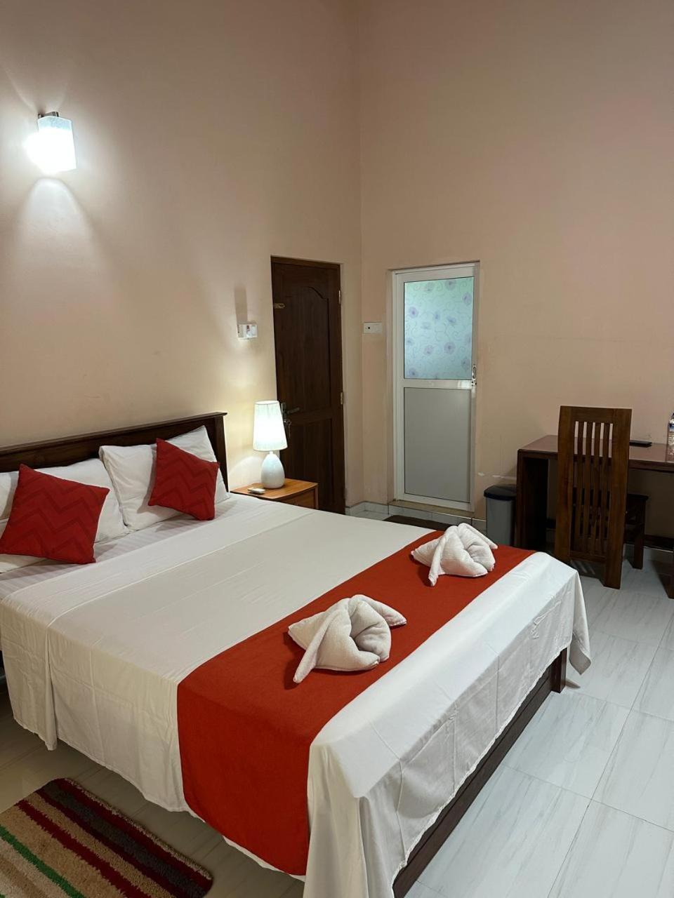 Lahiru Airport Villa Andiambalama Zewnętrze zdjęcie